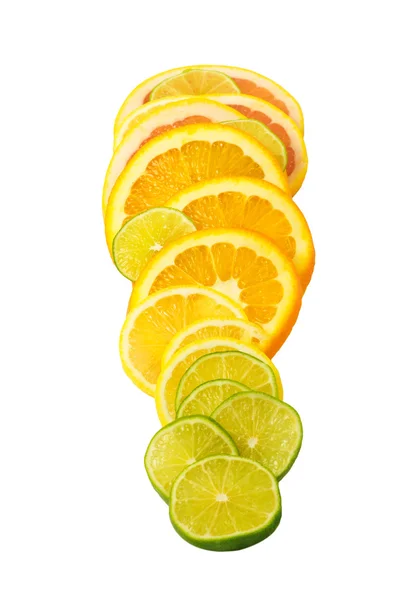 Hromádky plátky ovoce izolovaných na bílém — Stock fotografie