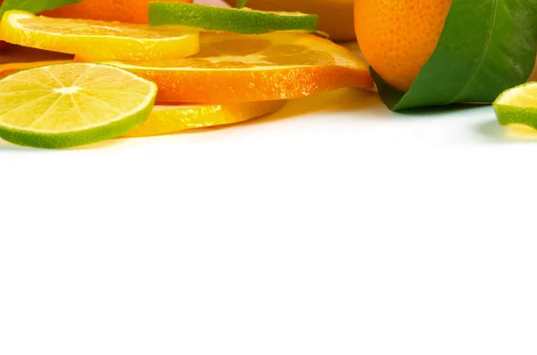ビタミン C をオーバー ロード、白で隔離スライスされたフルーツのスタック — ストック写真