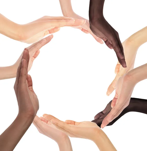 Symbole conceptuel de mains humaines multiraciales formant un cercle — Photo