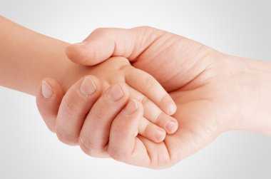 Holding çocuğun el anne