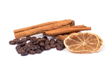 Tarçın, limon ve kahve çekirdekleri