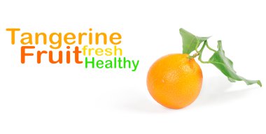 Beyaz üzerinde yeşil yapraklı mandalina