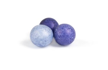 beyaz izole renkli boncuklar