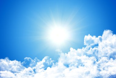 Bulutlu ve güneşli mavi gökyüzü