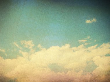 Bulutlu gökyüzünün retro resmi