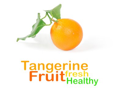 Beyaz üzerinde yeşil yapraklı mandalina