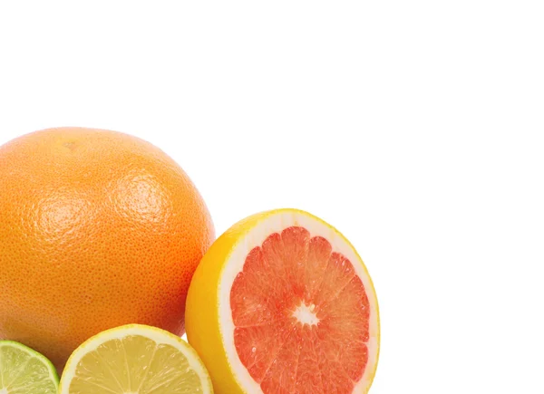 Immagine di una calce fresca intera, limone e arancia isolata su bianco — Foto Stock