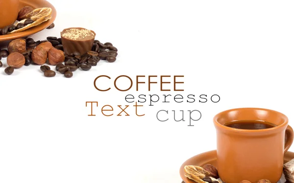 Taza de café con ingredientes sobre fondo blanco — Foto de Stock
