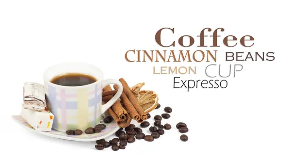 Filiżanka kawy z składników na białym tle — Zdjęcie stockowe