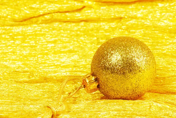 黄金の背景にクリスマスボール — ストック写真