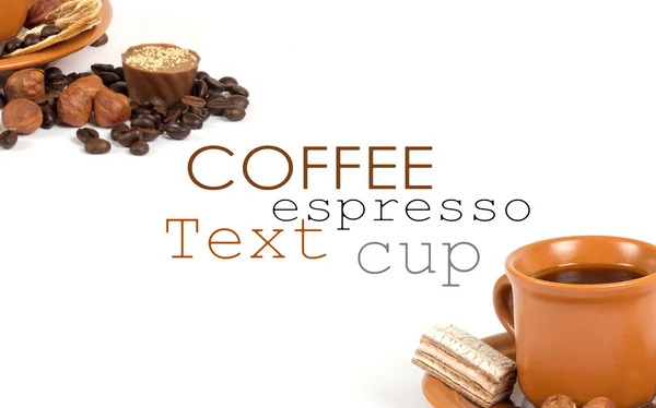 Tasse Kaffee mit Zutaten auf weißem Hintergrund — Stockfoto