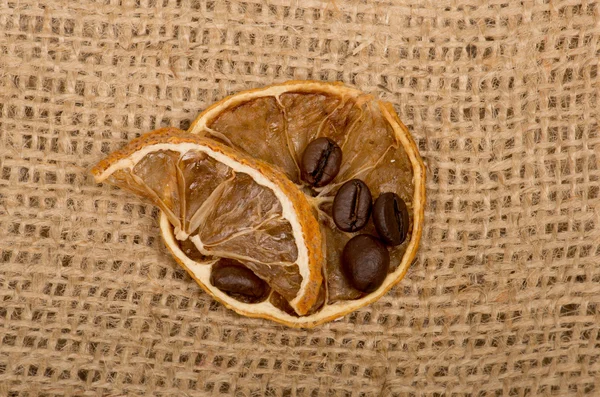 Limões e grãos de café na serapilheira — Fotografia de Stock