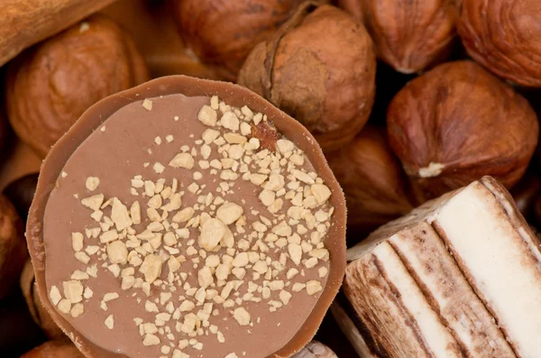 Primo piano di chicchi di caffè, cannella e noci — Foto Stock