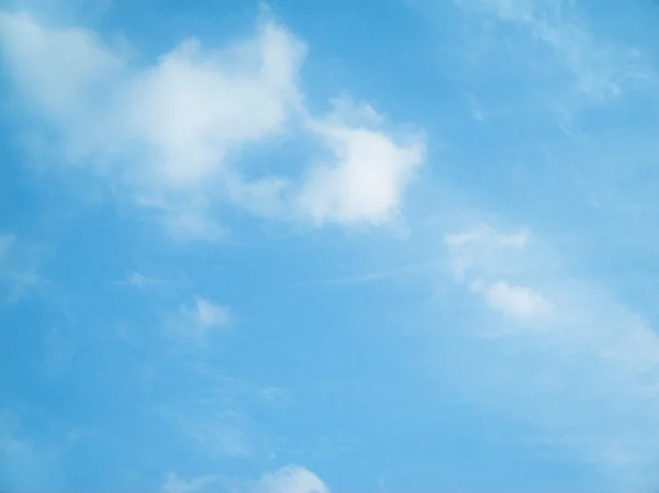 Cielo azul con primer plano de nubes —  Fotos de Stock