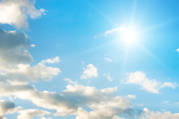 Ciel bleu avec nuages gros plan — Photo