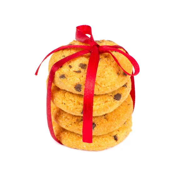 Galletas de chispas de chocolate con cinta roja —  Fotos de Stock