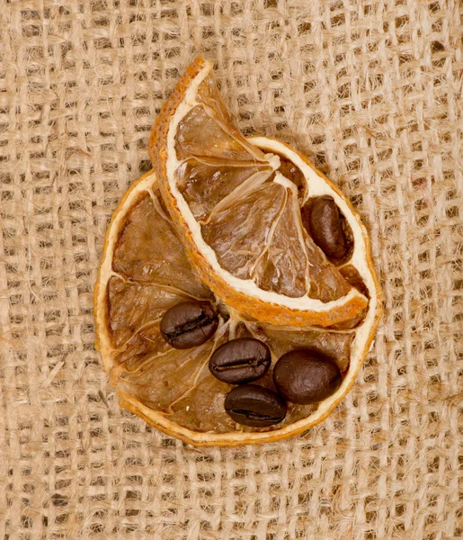 Limoni e chicchi di caffè su tela — Foto Stock