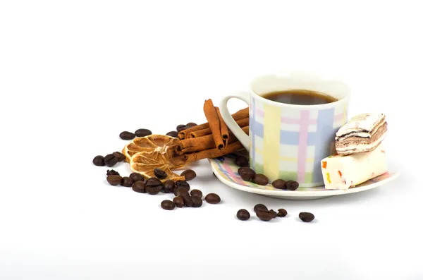 Tazza di caffè con ingredienti su sfondo bianco — Foto Stock