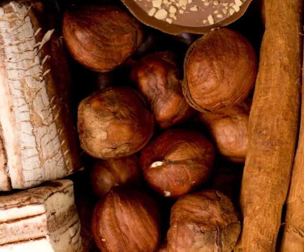Kaffebönor, kanel och nötter — Stockfoto