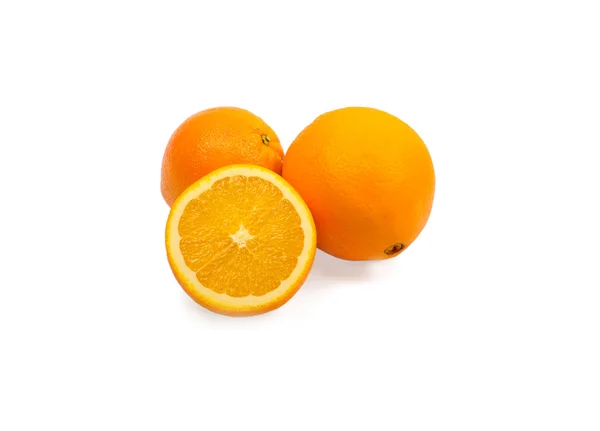 Апельсины на белом фоне — стоковое фото
