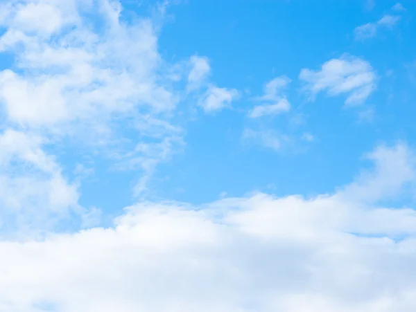 Blauwe lucht achtergrond met kleine wolken — Stockfoto