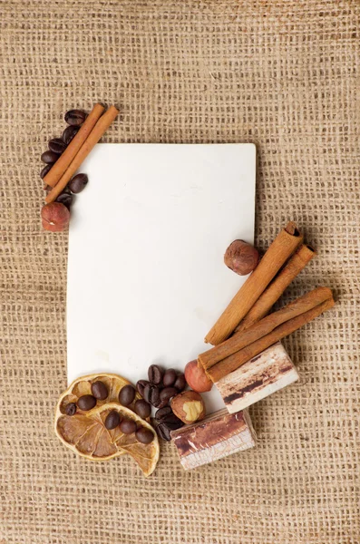 Gamla papper för recept och kryddor på säckväv närbild — Stockfoto