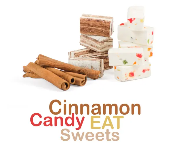 Süßigkeiten und Zimtstangen isoliert auf weißem Hintergrund — Stockfoto