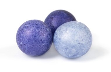 beyaz izole renkli boncuklar