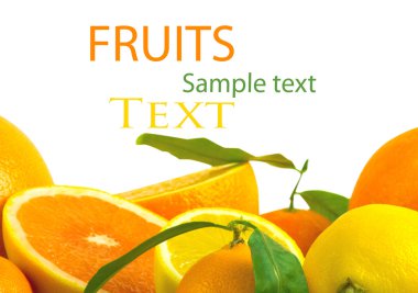 C vitamini aşırı, dilimlenmiş meyve üzerinde beyaz izole yığınları