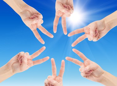 elinde yıldız şekli oluşturan ekip çalışması,