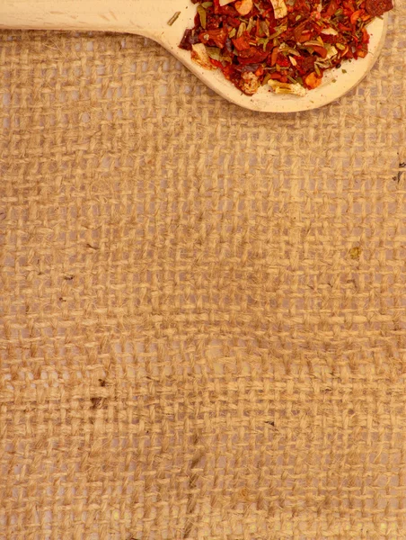 Kryddor på säckväv — Stockfoto