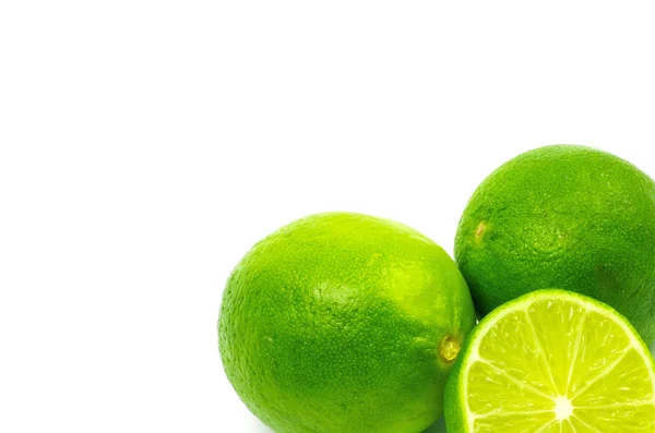 Frische reife Limetten. isoliert auf weißem Hintergrund — Stockfoto