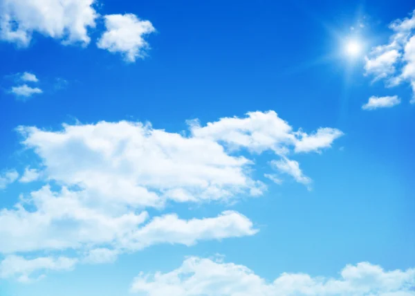 Blå himmel bakgrund med små moln — Stockfoto