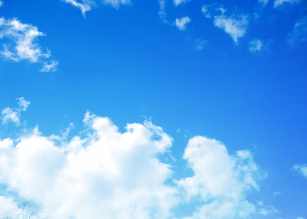 Μπλε ουρανό φόντο με μικροσκοπικά σύννεφα — Φωτογραφία Αρχείου
