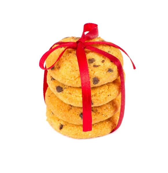 Biscuits aux pépites de chocolat avec ruban rouge — Photo