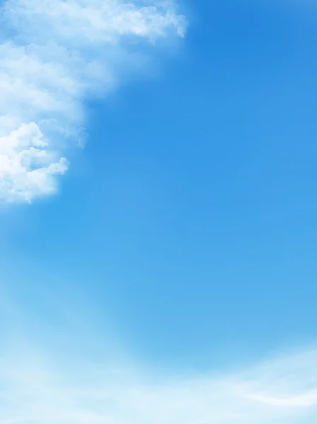 Blauer Himmel wird von weißen Wolken bedeckt — Stockfoto