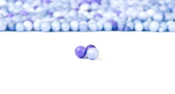 Una blu e due piccole perle viola — Foto Stock