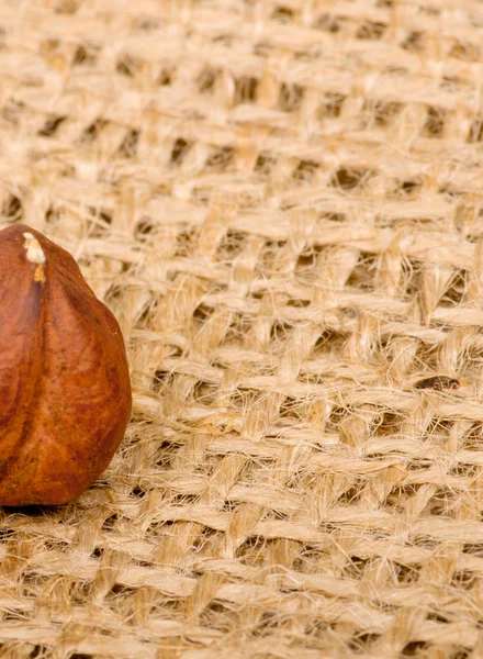 Hasselnötter på säckväv bakgrund — Stockfoto