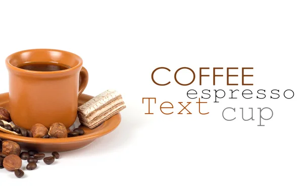 Xícara de café com ingredientes em um fundo branco — Fotografia de Stock