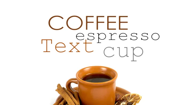 Чашка кави з інгредієнтами на білому тлі — стокове фото