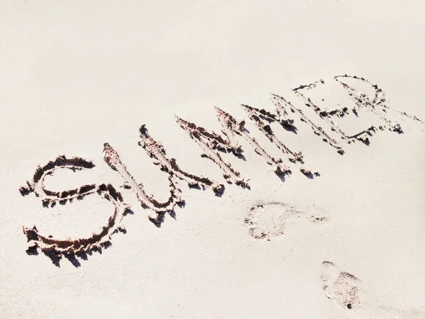 Palabra de verano en la playa de arena — Foto de Stock