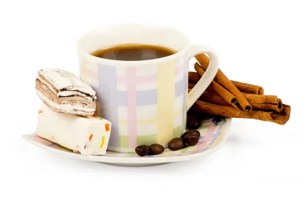 Xícara de café com doces uma canela no fundo branco — Fotografia de Stock