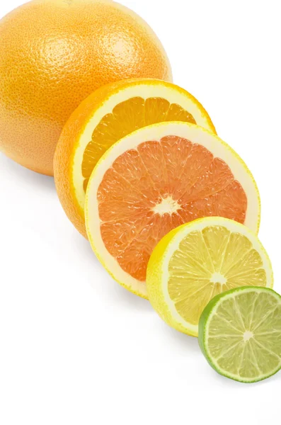 Vitamina C Sobrecarga, Pilhas de frutas fatiadas isoladas em branco — Fotografia de Stock