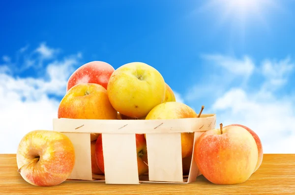 Färsk och färgglada äpplen i korgen — Stockfoto