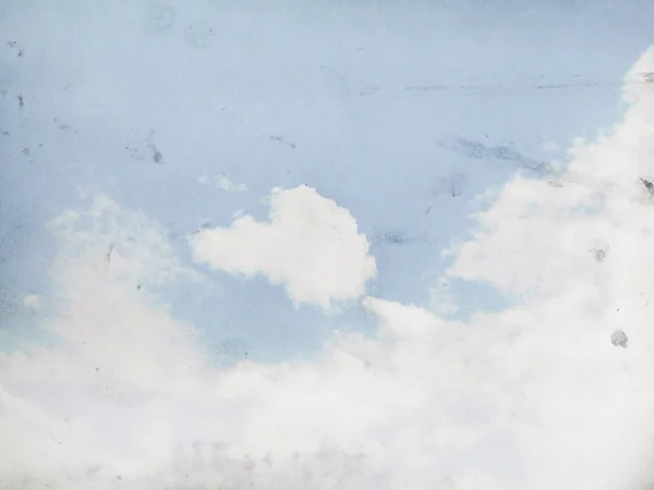 Niebla y nubes sobre un papel vintage y texturizado — Foto de Stock
