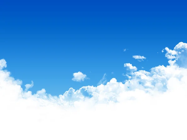 Modrá obloha s mraky a sluncem — Stock fotografie