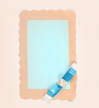 kahverengi dize ile bağlı boş etiket.