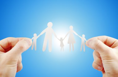 Kağıt aile ellerinde.