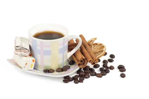 Tasse de café avec des ingrédients sur un fond blanc — Photo