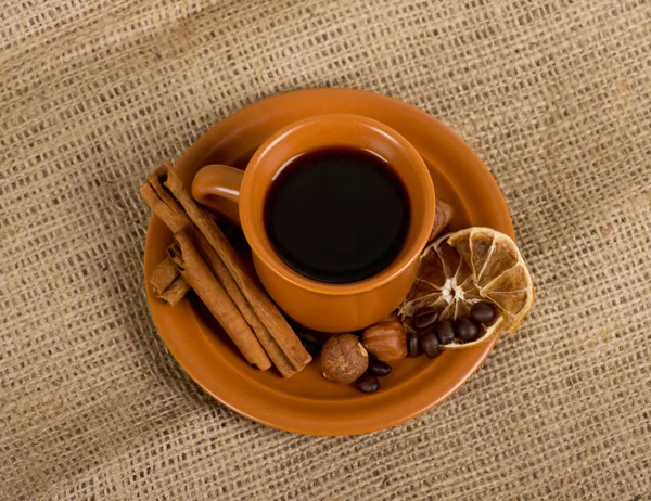 Primo piano di tazza di caffè espresso italiano appena preparato — Foto Stock